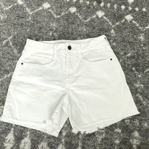 White Nine West shorts size 2